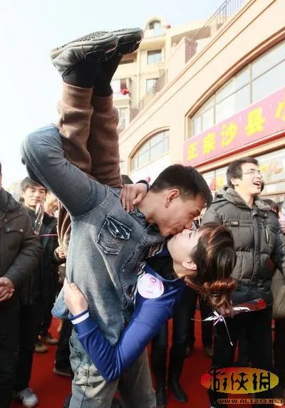 “接吻”马拉松？合肥上演接吻大赛多人晕倒