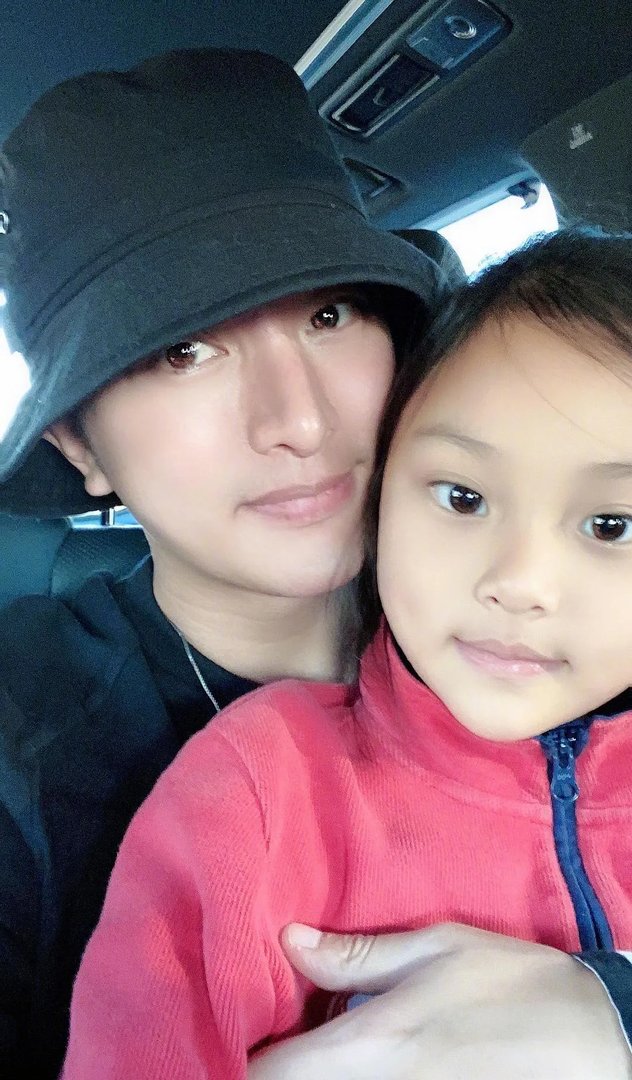 贾乃亮李小璐为女儿庆生，甜馨的变化有多大呢？