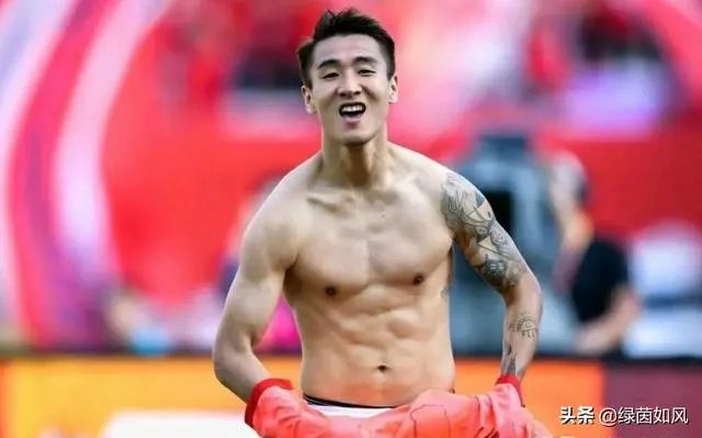 韦世豪脱衣庆祝晒肌肉，有球迷说：没纹身的话打满分，你怎么看？