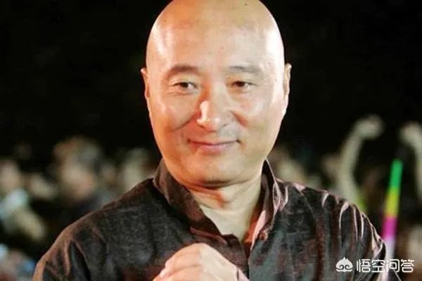 陈佩斯深夜发文缅怀春晚开创者黄一鹤，却因使用繁体字遭到网友热议，对此你怎么看？