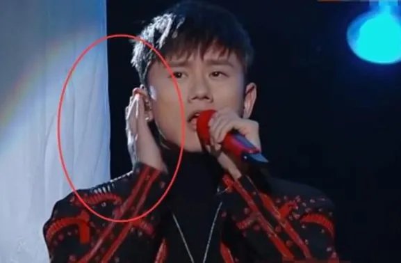 张杰在唱歌时耳返燃断了，是怎么断的？