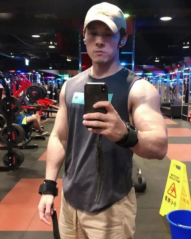 南拳妈妈组合中，39岁张杰参加健美比赛，体脂低至8%，这肌肉是认真的吗？