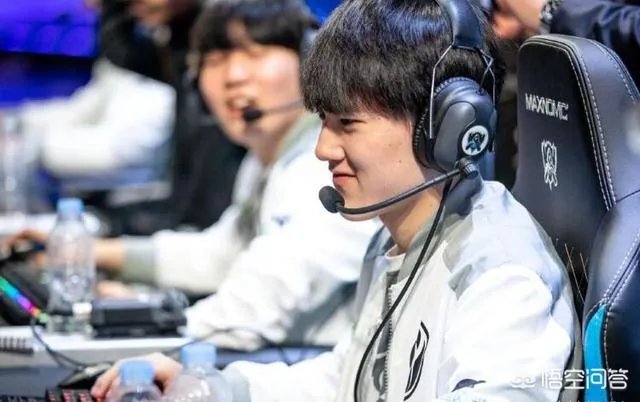 IG到网吧录制《鲁豫有约》阿水一个姿势，网友“一看就是老司机”，你怎么看？