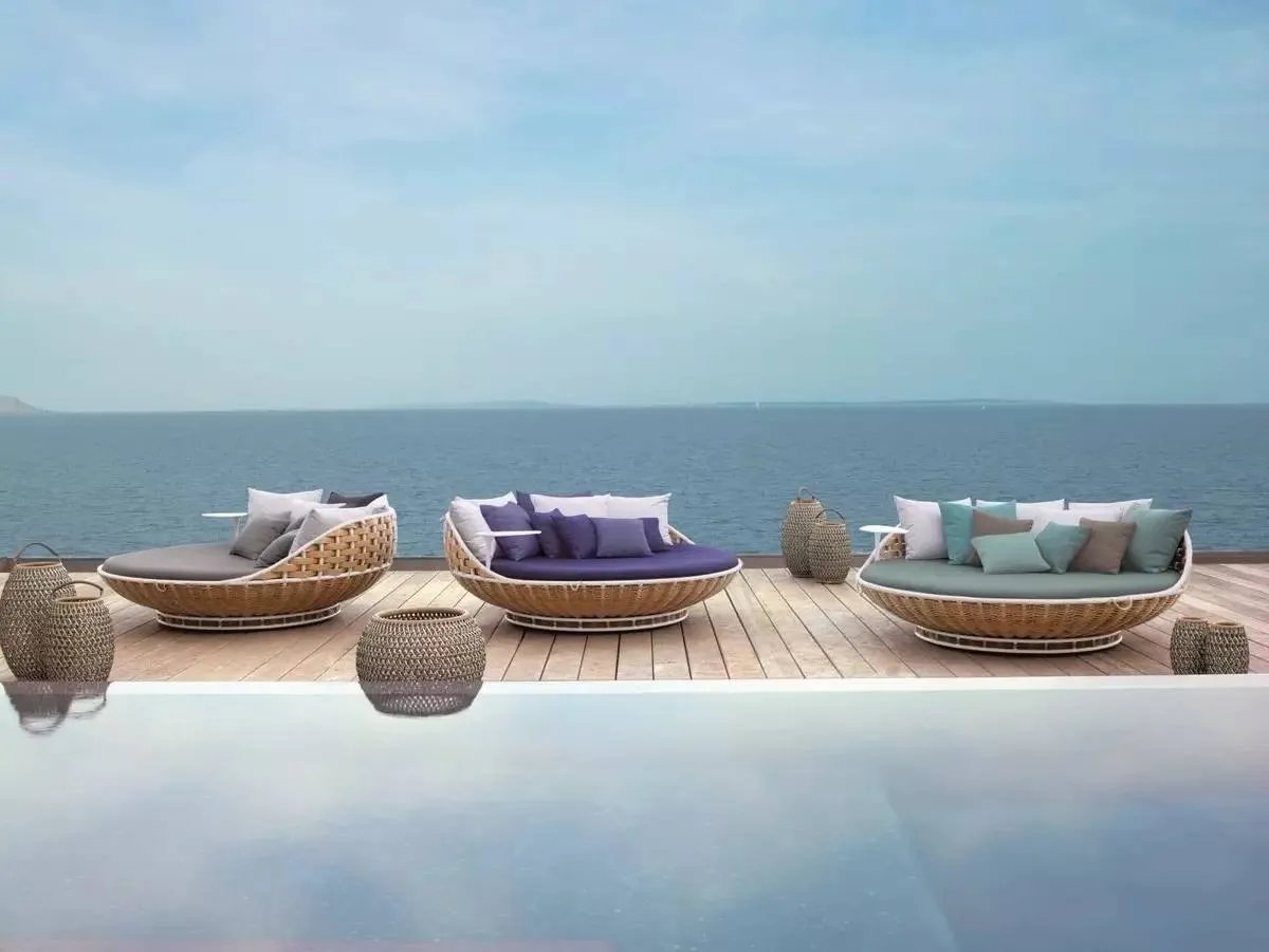 他把家具拍成了时尚大片的格调，香格里拉、四季等国际酒店都是它的忠实客户