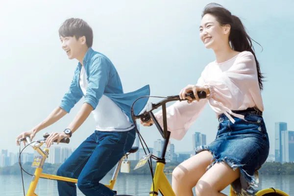 清华学生边骑车边用电脑，是真学霸还是无奈之举？