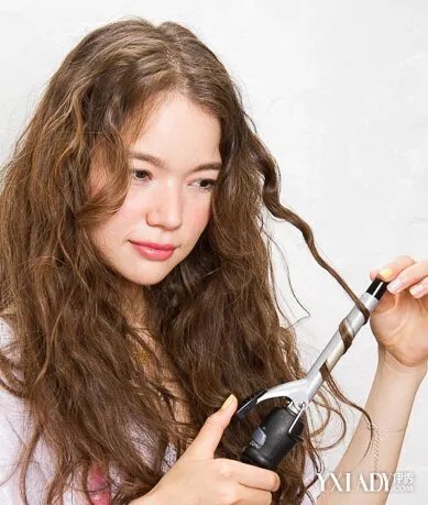 卷发怎样扎好看长卷发发型扎法公主头编发更吸睛