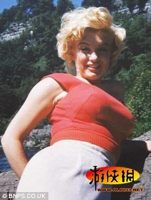 宅男性感女神的鼻祖 梦露罕见休闲照近日曝光