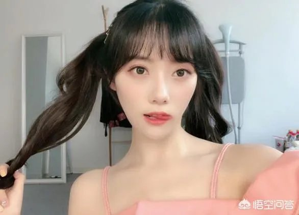 Rookie拿到冠军，但是女友被网友吐槽么得一点想法，没了美颜的女主持们很丑吗？