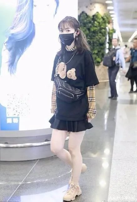 马蓉美腿吸睛现身机场，左手的戒指成为另一个焦点，有新恋情了吗？