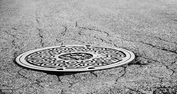 沙雕！张继科不信邪去踩井盖两次掉下去，你有过踩井盖的经历吗？