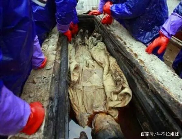 江苏挖出明朝不腐女尸，手戴绿宝石，专家褪去其衣物发现了什么呢？