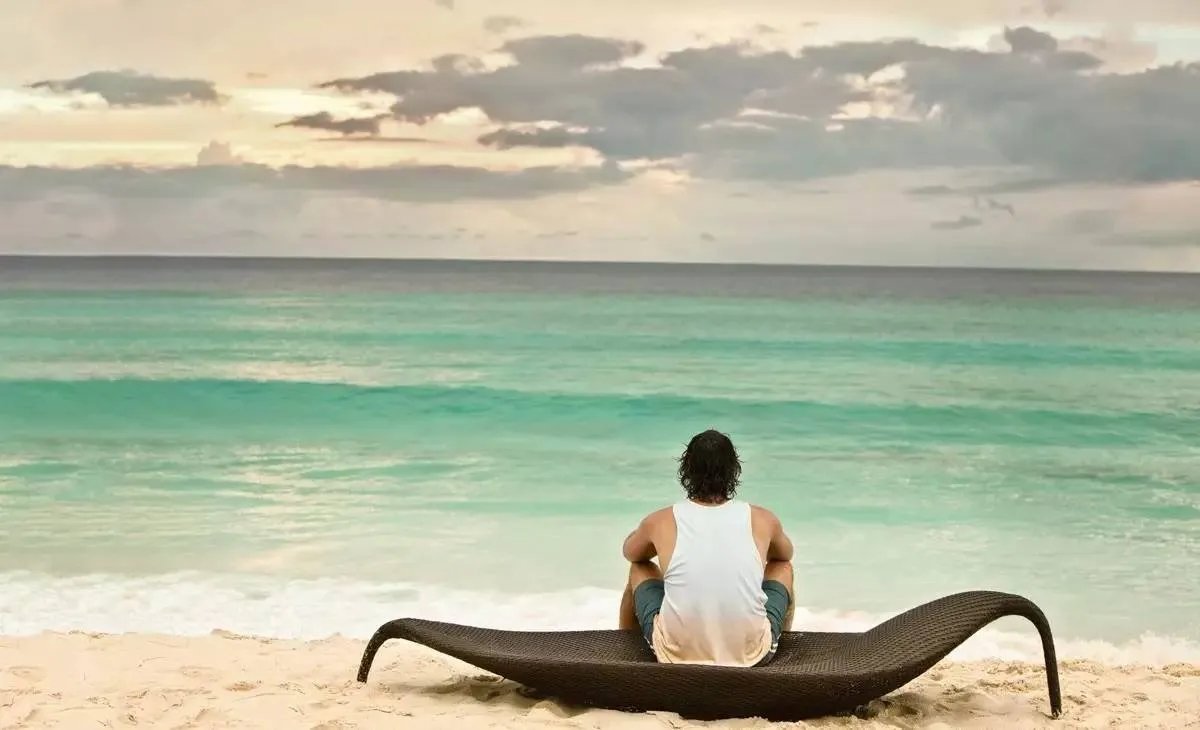 他把家具拍成了时尚大片的格调，香格里拉、四季等国际酒店都是它的忠实客户