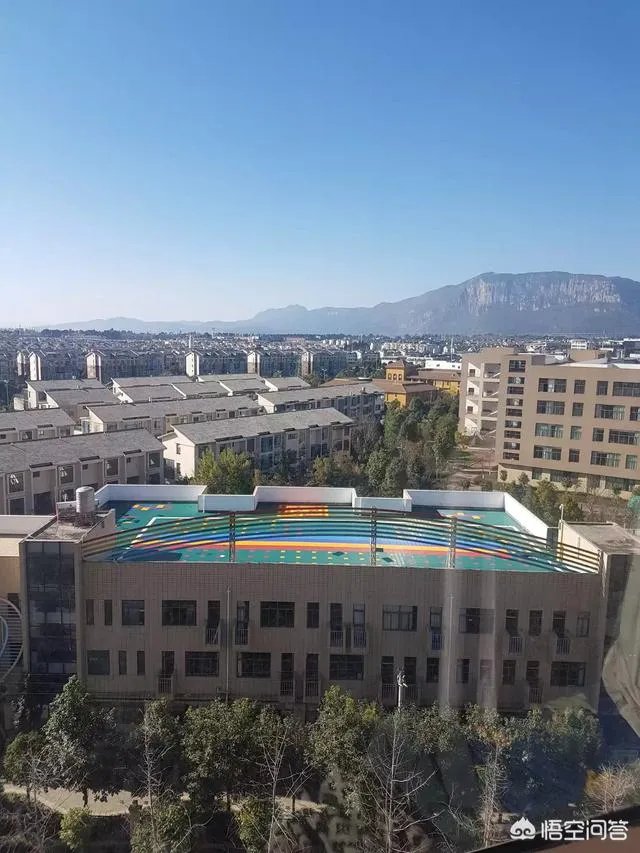 昆明一小学建“空中操场”，学生都去楼顶运动了，你怎么看？