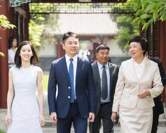 章泽天27岁庆生照引热议，她是如何一步步走到今天的？