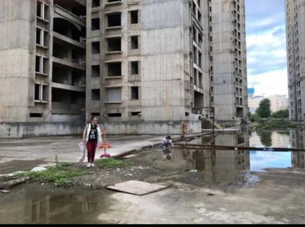 昆明烂尾楼没水没电没窗户，业主究竟该如何自救？