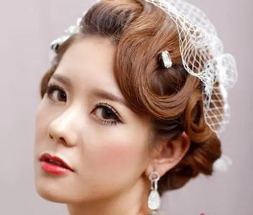 新娘盘发步骤解析 婚宴上适合盘怎样的发型