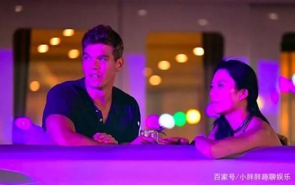 嫁豪门，恋上小鲜肉，52岁的邓文迪过得怎么样？