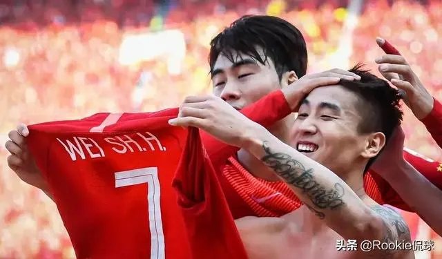 韦世豪脱衣庆祝晒肌肉，有球迷说：没纹身的话打满分，你怎么看？