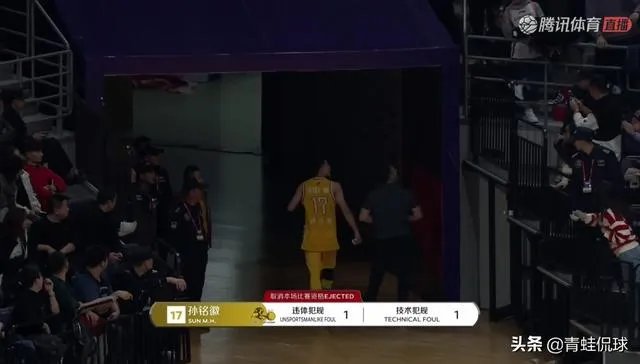 CBA第二轮，史蒂芬森一攻一防让孙铭徽领到一个技犯一个违体犯规，当时发生了什么？