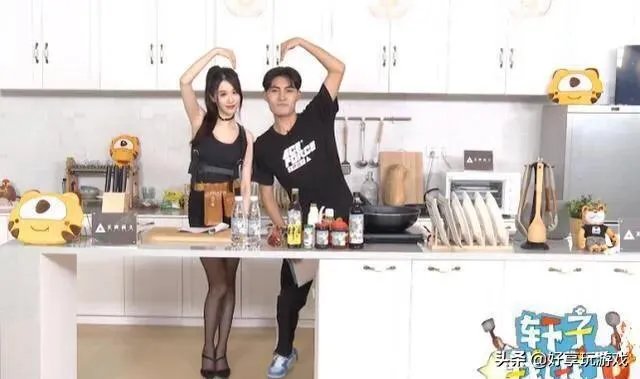 虎牙主播心态与轩子巨2兔录节目，直播中意外流鼻血，心态：这腿谁顶得住！如何评价？