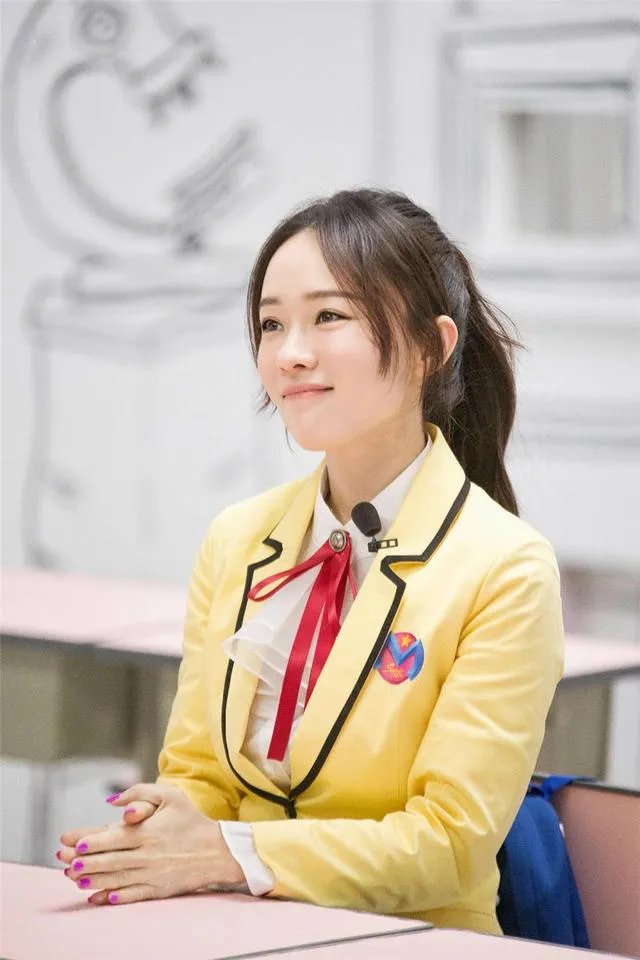 霍思燕儿子嗯哼长大了，单眼皮变成双眼皮，颜值爆表，你觉得帅吗？