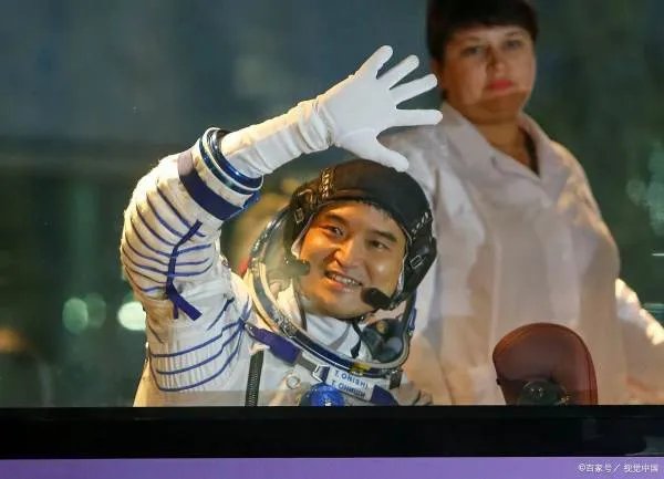 神舟十二号宇航员成功着陆后，为什么有一人是坐飞机离开的？