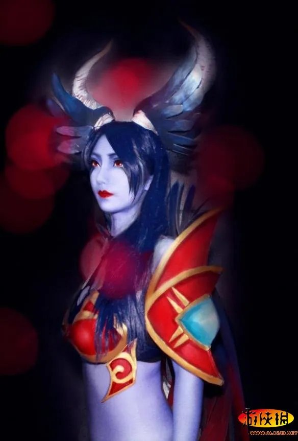 一起感受皮鞭与滴蜡吧《DOTA2》痛苦女王精彩COS