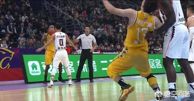 CBA第二轮，史蒂芬森一攻一防让孙铭徽领到一个技犯一个违体犯规，当时发生了什么？