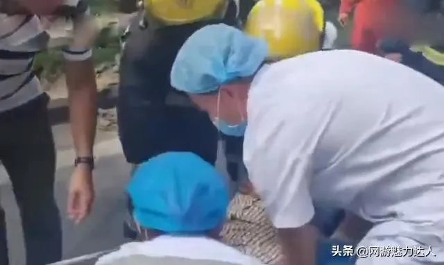 成都一私家车被罐车侧翻压扁，司机从副驾驶自行爬出，怎么回事？