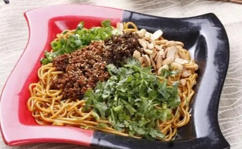 热干面必须放芝麻酱吗？一碗热干面需要放多少芝麻酱？