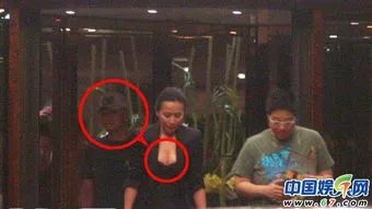 胡军刘嘉玲绯闻哪一年酒店开房真相揭秘 刘嘉玲被胡军抱起图