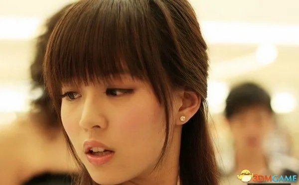 深大校花温健婷新旧照片对比：青涩退去变优雅