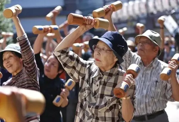 韩国刷新世界最低生育率纪录，生育率下降会给社会发展带来哪些影响？