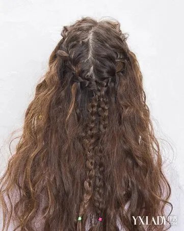 卷发怎样扎好看长卷发发型扎法公主头编发更吸睛