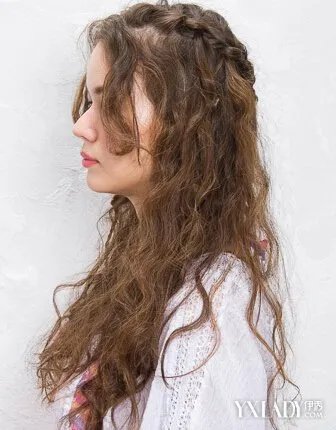 卷发怎样扎好看长卷发发型扎法公主头编发更吸睛
