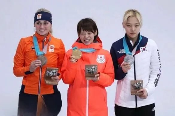 选手摘银磕头道歉 金宝凛跪地痛哭再陷话题中心