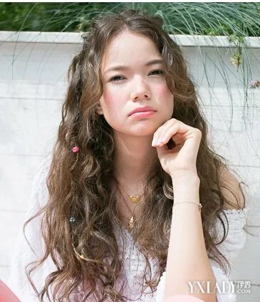 卷发怎样扎好看长卷发发型扎法公主头编发更吸睛