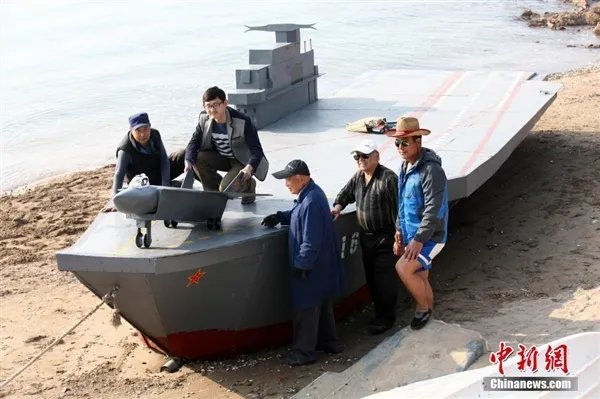 青岛老人自造缩微航母成功下水 城管表示有压力