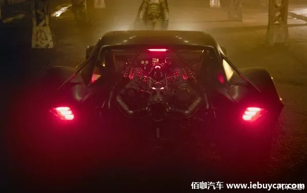 新版《蝙蝠侠》首次公开蝙蝠车造型 复古科技感十足
