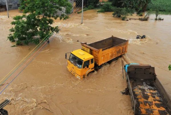 洪水围城下的河南卫辉，是什么模样？