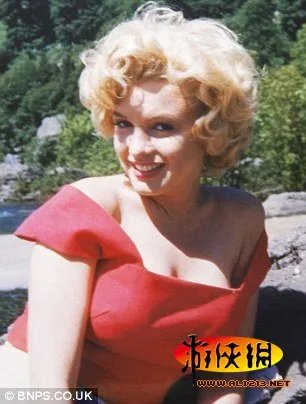 宅男性感女神的鼻祖 梦露罕见休闲照近日曝光