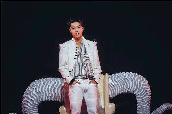 张艺兴连拿三个奖是在什么盛典上？