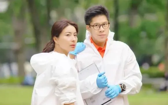 郭晶晶婚礼上父母坐经济舱是怎么回事？