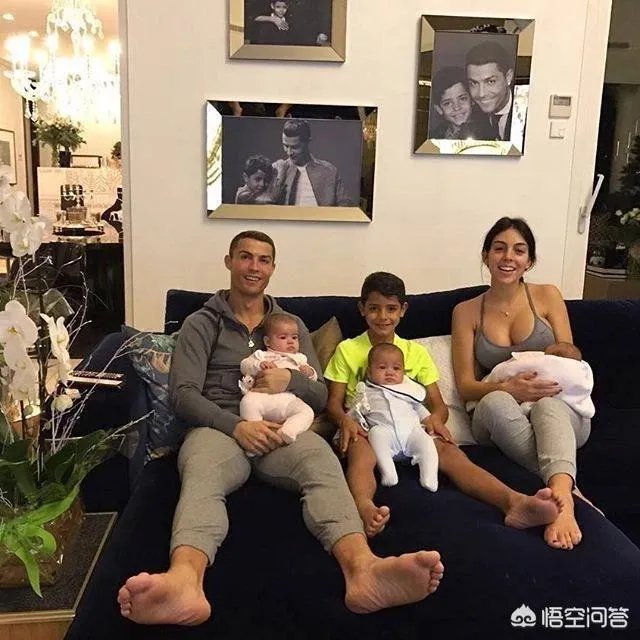 C罗向乔治娜求婚成功， 大家觉得店员出身的“罗嫂”怎么样？