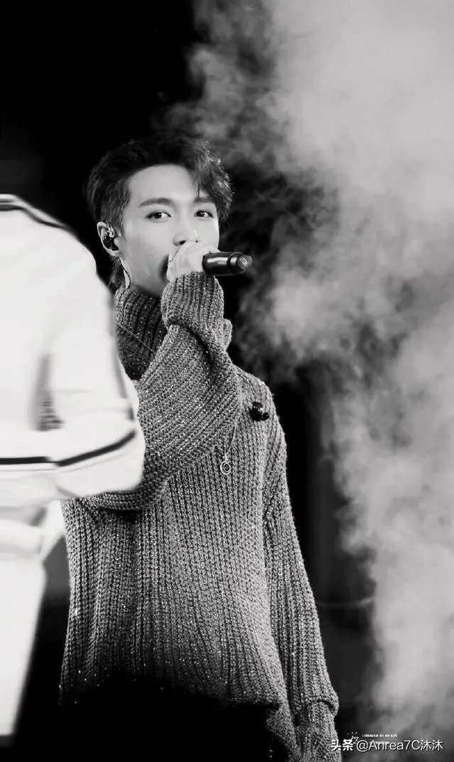 你如何看待张艺兴假唱风波？深夜小作文感动你了吗？