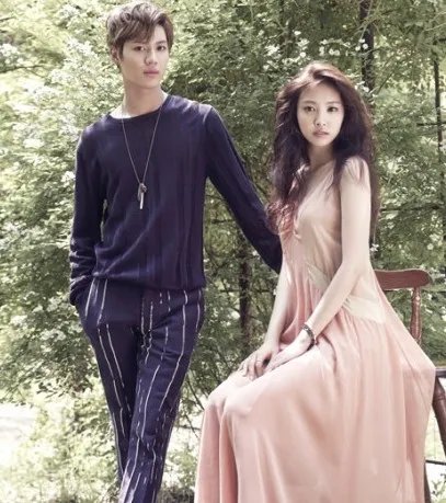 我们结婚了初恋夫妇婚纱照曝光 女方脸型鼻子疑似整容