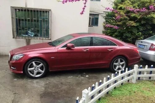 “奔驰女车主”同款红色奔驰CLS，车价66万，为什么单单牌就值40万？