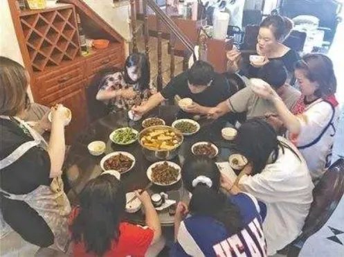 宇宙最强舅舅带16个娃，其每天的开销是否巨大呢？