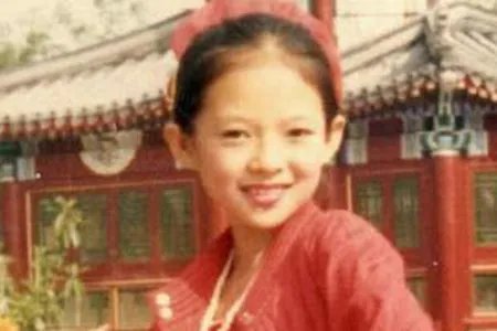 章子怡小时候照片曝光 章子怡汪峰纪念日晒巨钻