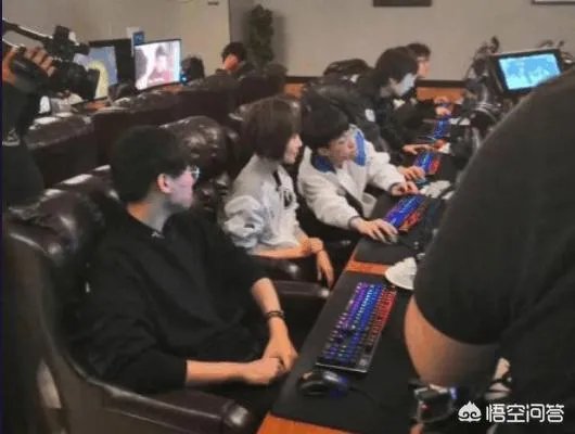 IG到网吧录制《鲁豫有约》阿水一个姿势，网友“一看就是老司机”，你怎么看？